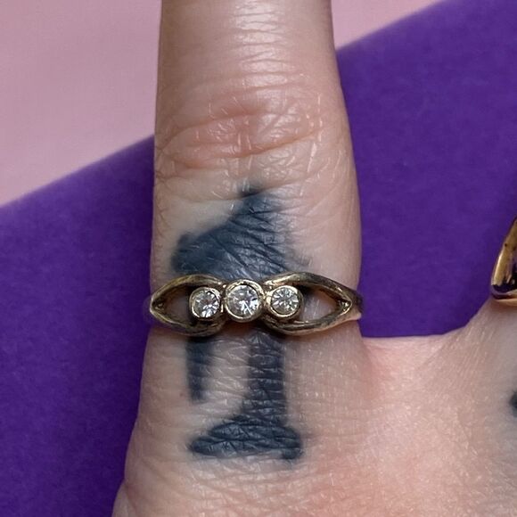 💛 Vintage 925 Triple CZ Pinky Ring - Picture 3 of 6